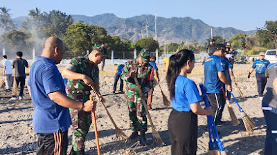 Koramil 08/Gerokgak Bersinergi laksanakan Pembersihan Pantai di Celukanbawang