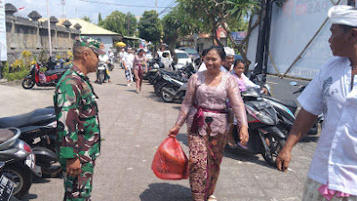 Koramil 1609-04 / Tejakula Dalam Rangka Upacara Hari Raya Galungan Babinsa Tejakula Melaksanakan Pengamanan